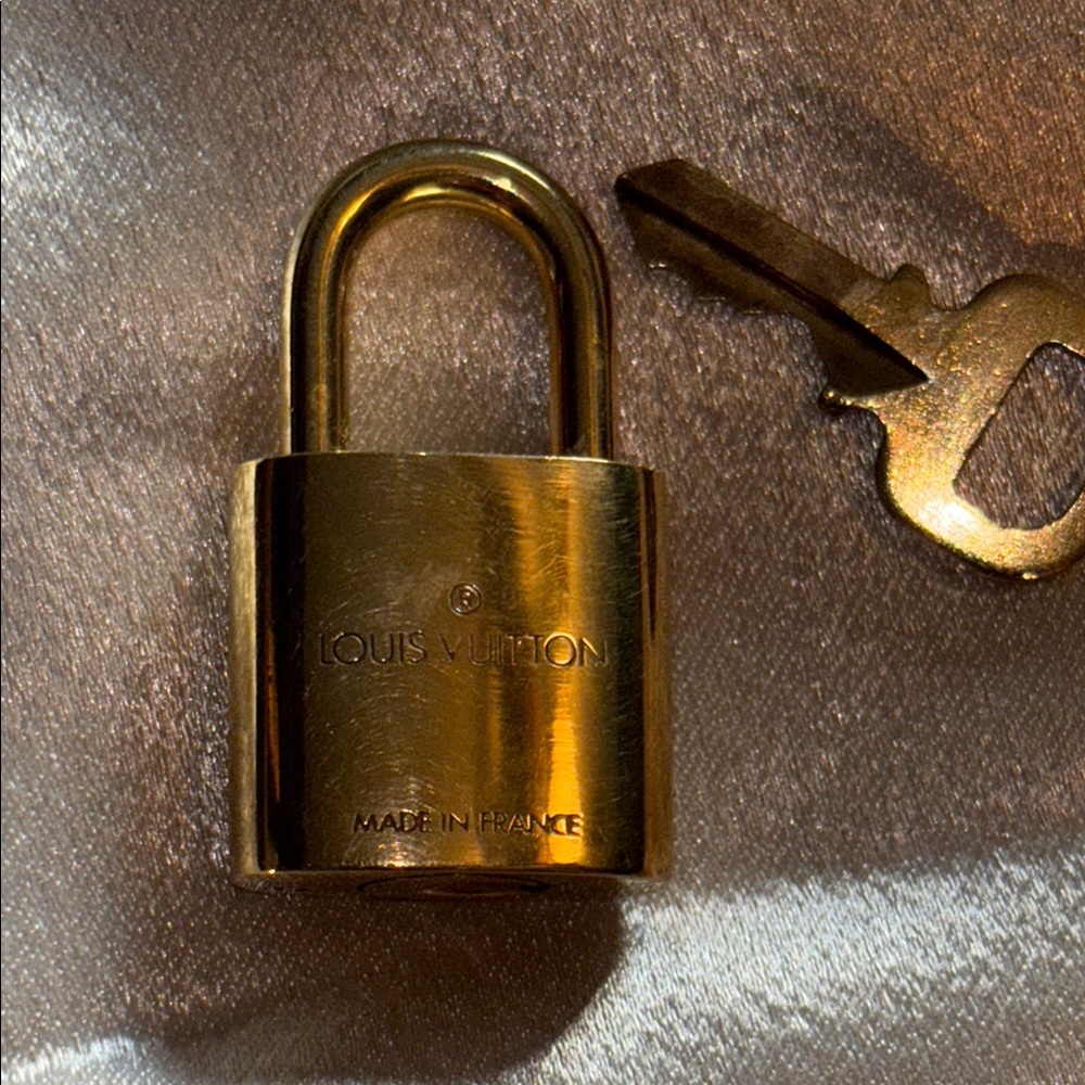 💎AUTHENTIC💎LOUIS VUITTON Gold Padlock and Key Set - Picture 2 of 6
